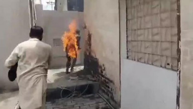 fire on clothes in pakistan