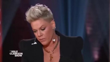 P!NK and Kelly Clarkson Duet 'Who Knew'